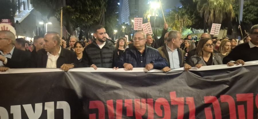 الآلاف في تل أبيب يشاركون في المظاهرة القطرية المنددة باستفحال الجريمة